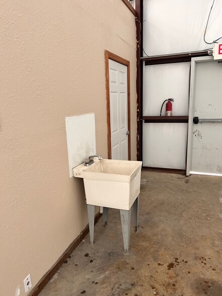 More Photos Of 19638 Dunbar Ave, Humble Service For Lease