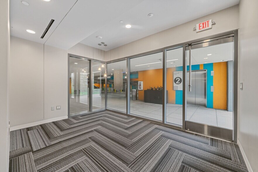 More Photos Of 1700 Post Oak Blvd, Houston General Retail For Lease