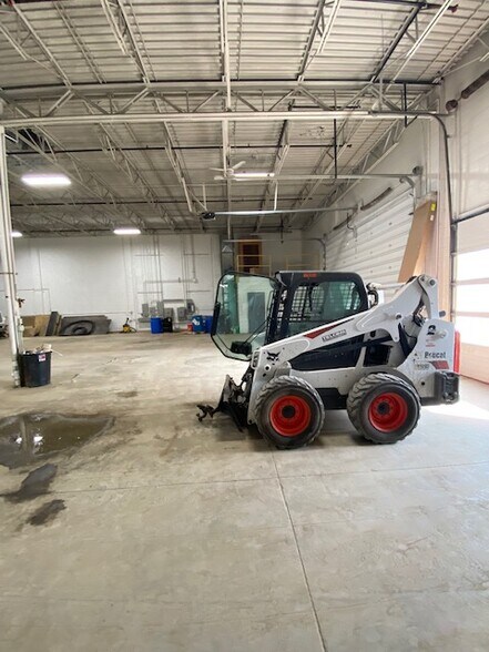 More Photos Of 9840 S 27th St, Oak Creek Showroom For Lease