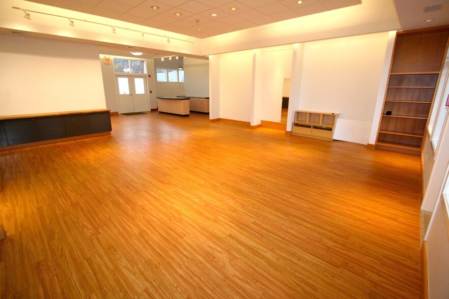 More Photos Of 245 Amity Rd, Woodbridge Storefront Retail Office For Lease