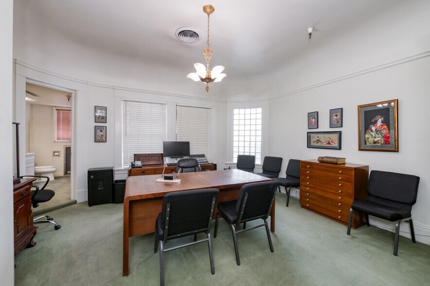 More Photos Of 916 E Divisadero St, Fresno Funeral Home For Sale