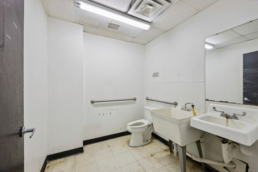 More Photos Of 1390 N Main St, Vidor General Retail For Lease