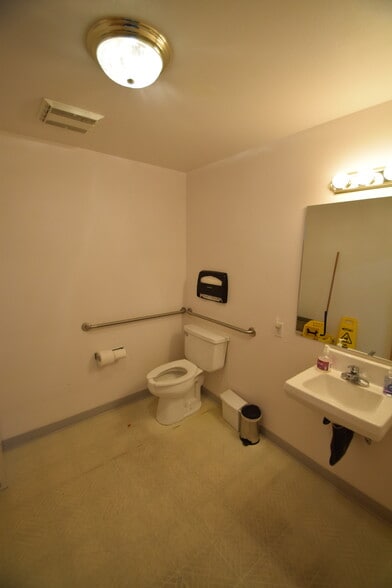 More Photos Of 635 SE Business Way, Bend Showroom For Lease