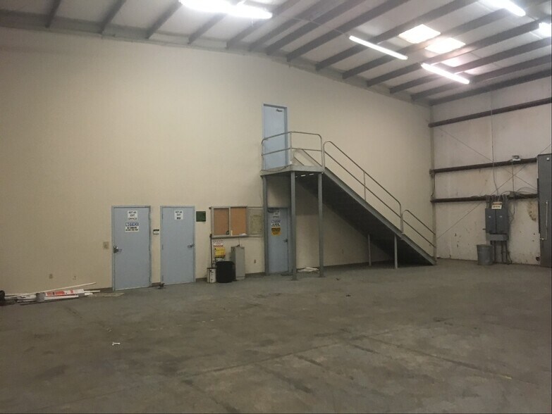 More Photos Of 5007 Highway 90 E, Broussard Light Distribution For Lease
