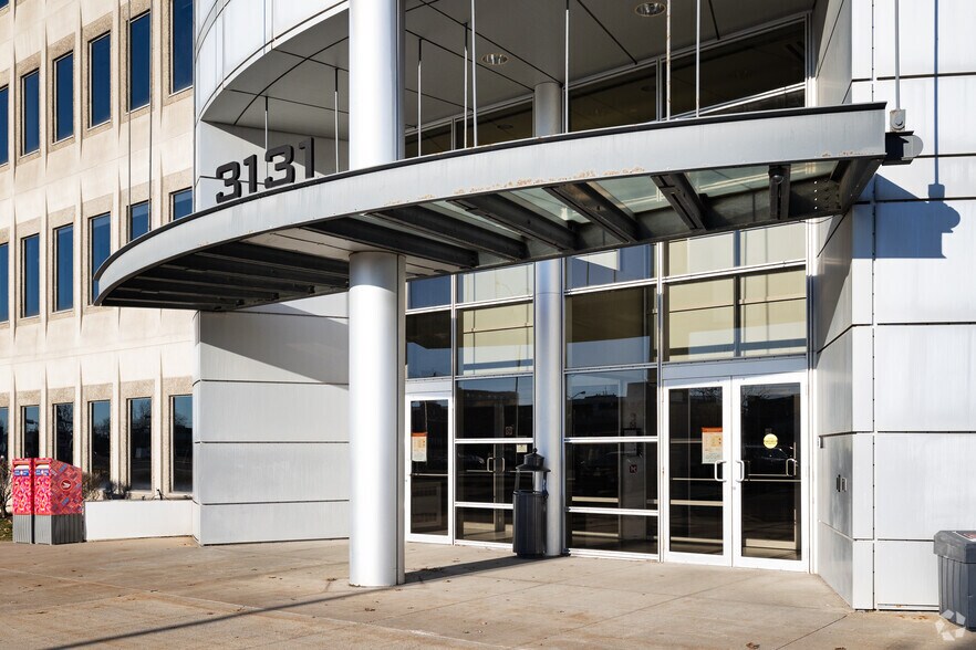 More Photos Of 3131 Boul Saint-Martin O, Laval Office For Lease