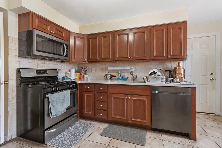 More Photos Of 8813 Dee Rd, Des Plaines Apartments For Sale