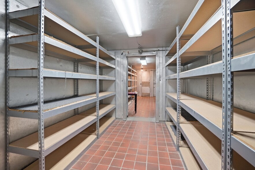 More Photos Of 309 E Leffel Ln, Springfield Freestanding For Sale