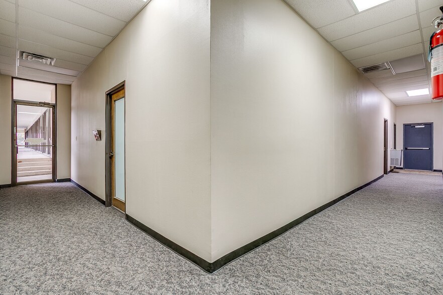 More Photos Of 1340 S main St, Grapevine Office For Lease