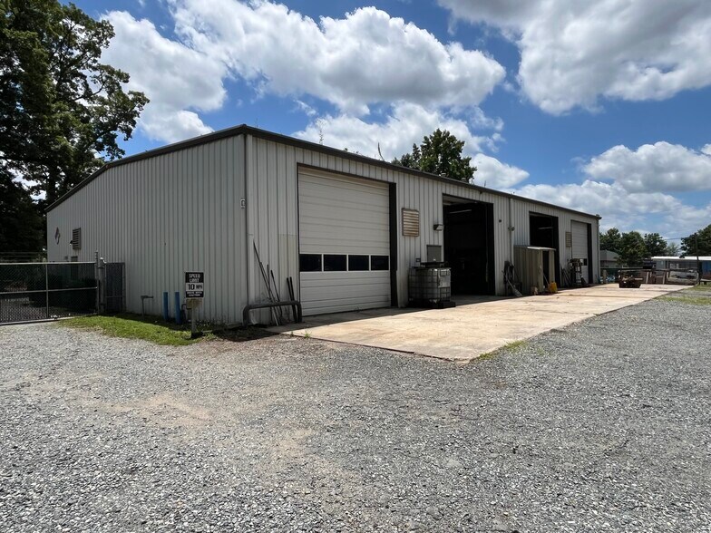 More Photos Of 6415 Lakeview Rd, Charlotte Unknown For Lease