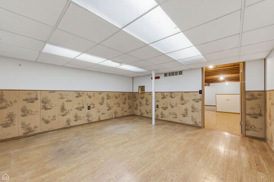 More Photos Of 8507 S Roberts Rd, Justice Veterinarian Kennel For Sale