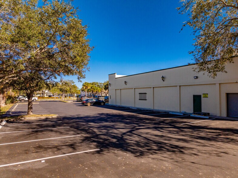 More Photos Of 701 21st St, Vero Beach General Retail For Lease