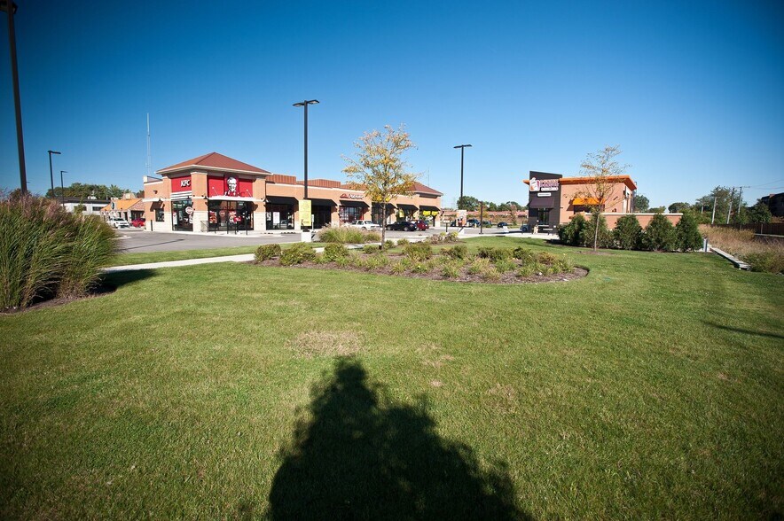 More Photos Of 313 S Schmale Rd, Carol Stream Freestanding For Lease