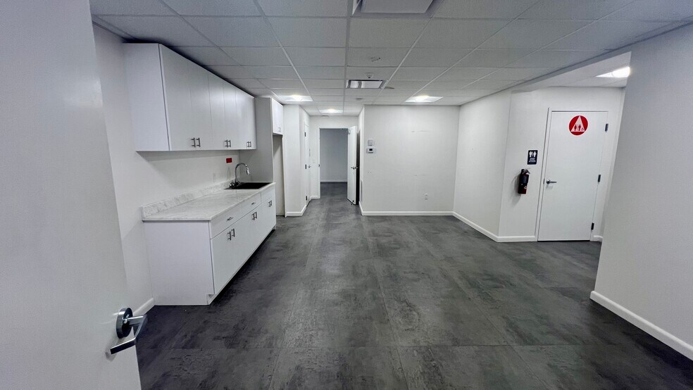 More Photos Of 2409 S Macdill Ave, Tampa Freestanding For Lease