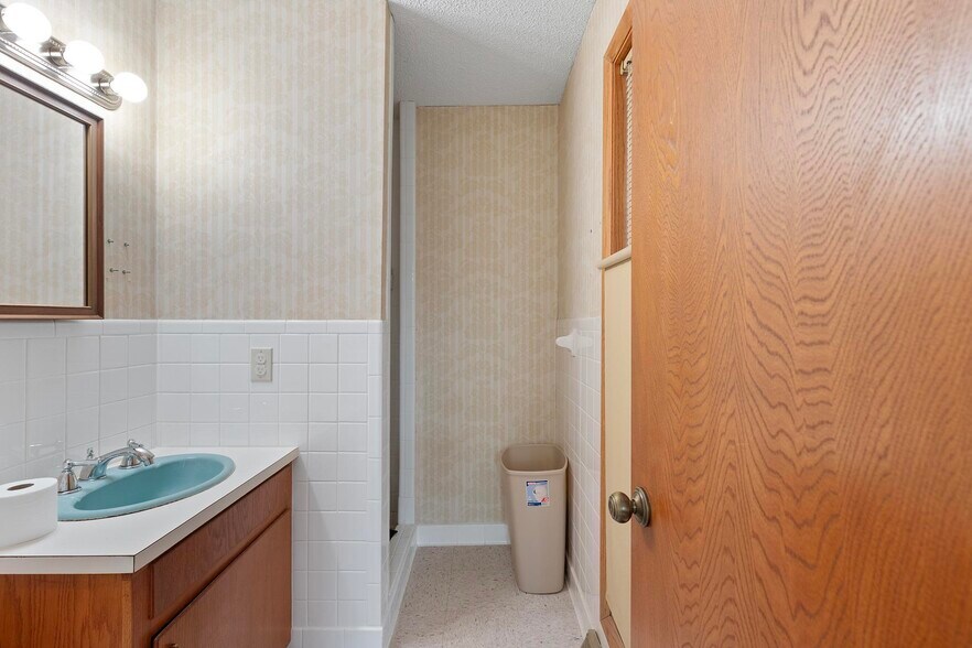 More Photos Of 327 E Airport Dr, Carthage Medical For Sale
