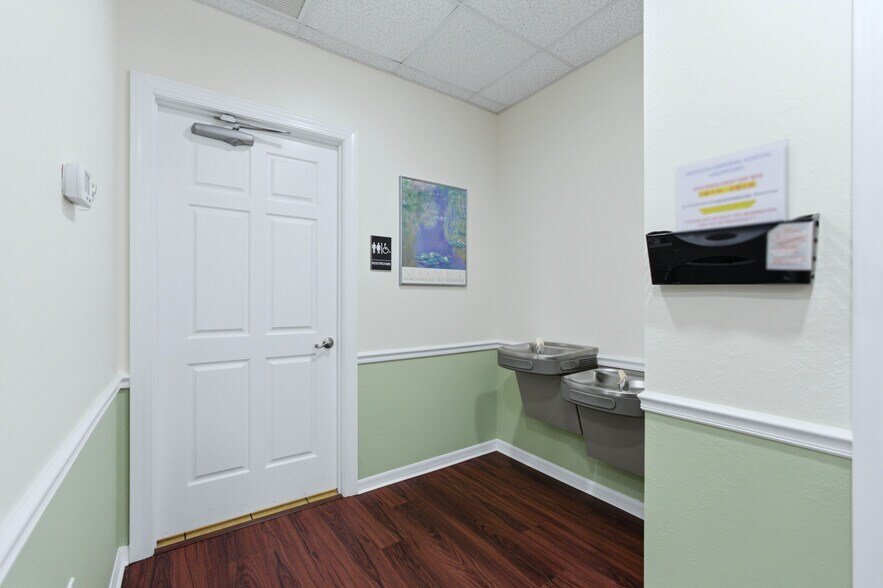 More Photos Of 842 Sunset Lake Blvd, Venice Medical For Sale