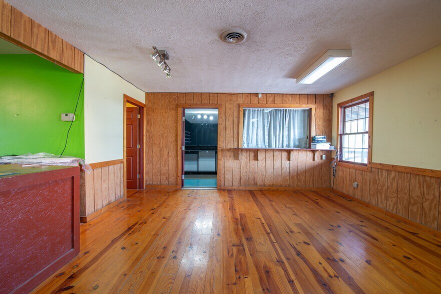 More Photos Of 641 Highland Ave, Vine Grove Freestanding For Sale