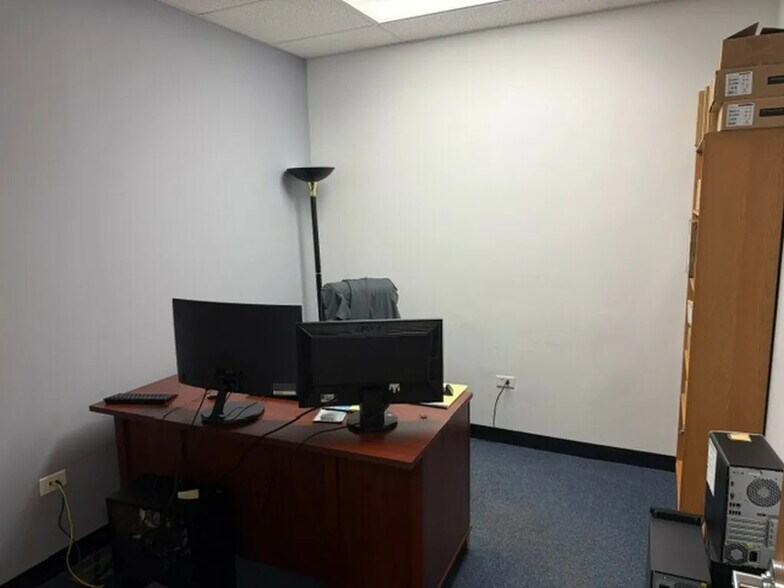 More Photos Of 820 E Terra Cotta Ave, Crystal Lake Office For Sale