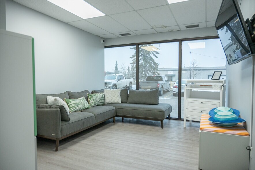 More Photos Of 2216 27th Ave NE, Calgary Flex For Lease