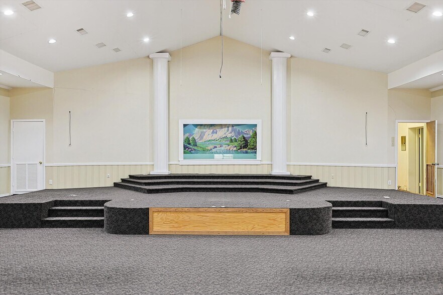 More Photos Of 325 S Cowan Ave, Lewisville Flex For Sale