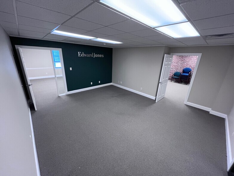 More Photos Of 316-318 Washington St, Bloomington Storefront Retail Office For Lease