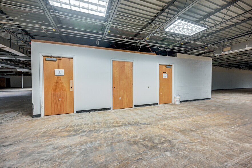 More Photos Of 20 Willow Springs Cir, York Warehouse For Sale