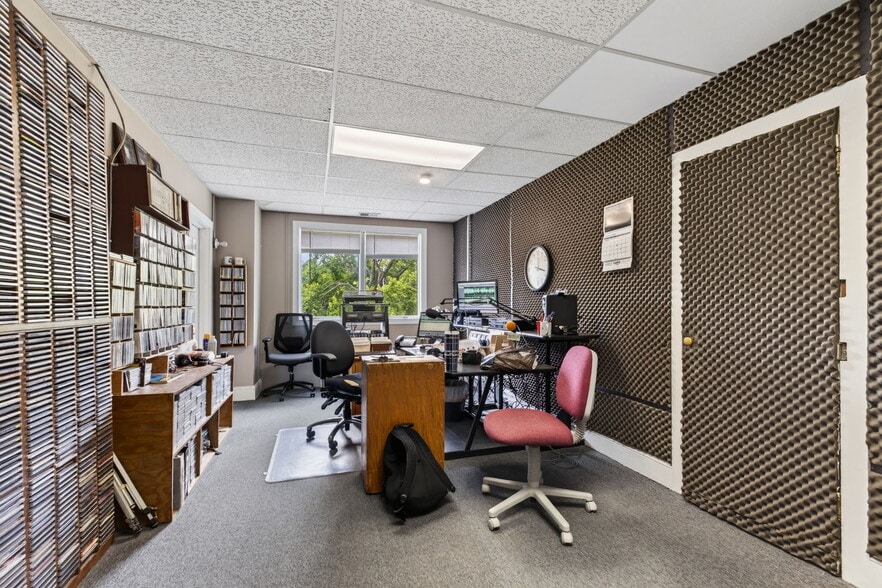 More Photos Of 162-166 N Main St, Broadway Office For Sale