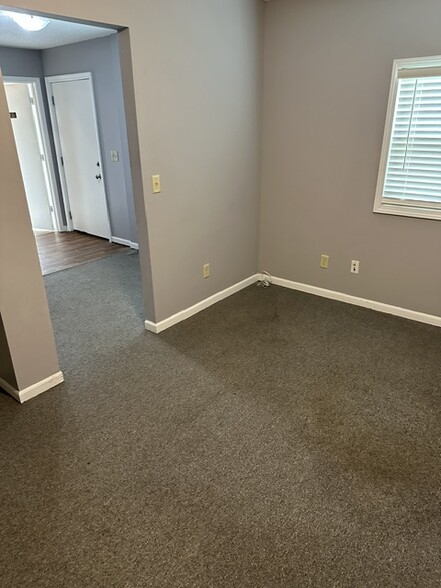More Photos Of 215 N Village Ter, Tonganoxie Warehouse For Lease