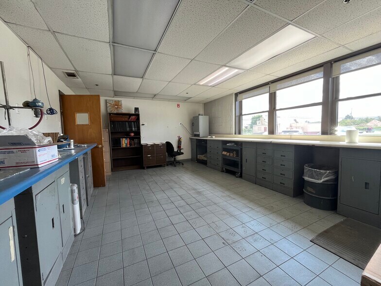 More Photos Of 33 Haynes Cir, Chicopee Industrial For Lease