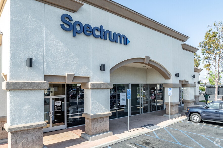 More Photos Of 2232 E 17th St, Santa Ana General Retail For Lease