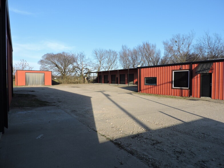More Photos Of 920 W Mason St, Mabank Manufacturing For Sale