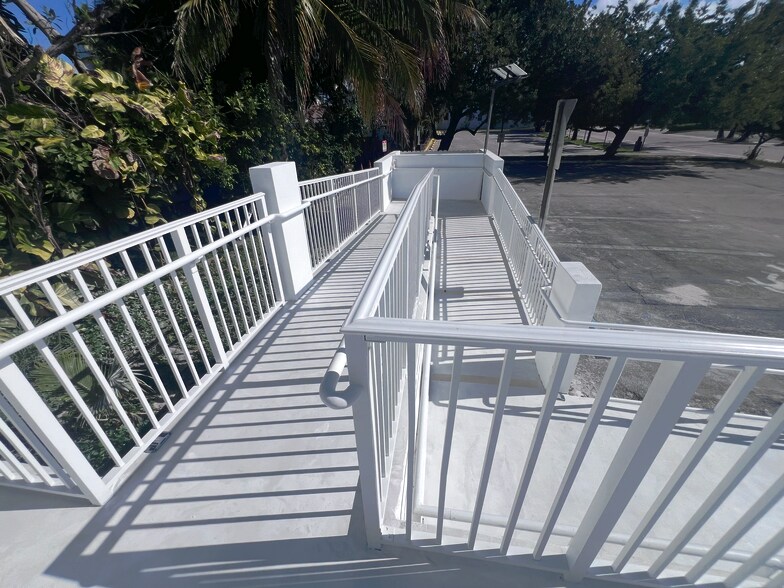 More Photos Of 201 N Ocean Dr, Hollywood Storefront Retail Office For Lease