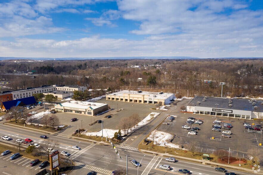 More Photos Of 20 Wolf Rd, Albany Freestanding For Lease