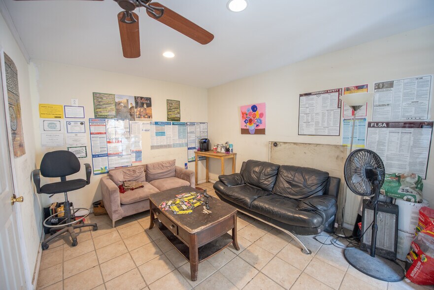 More Photos Of 2838 Bladensburg Rd NE, Washington Service For Lease