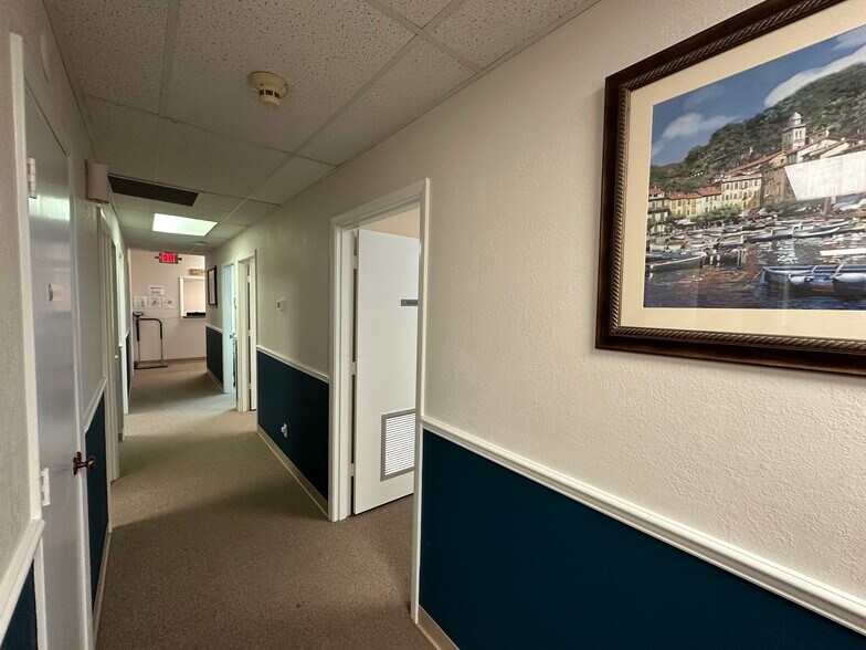 More Photos Of 3801 Bee Ridge Rd, Sarasota Storefront For Sale