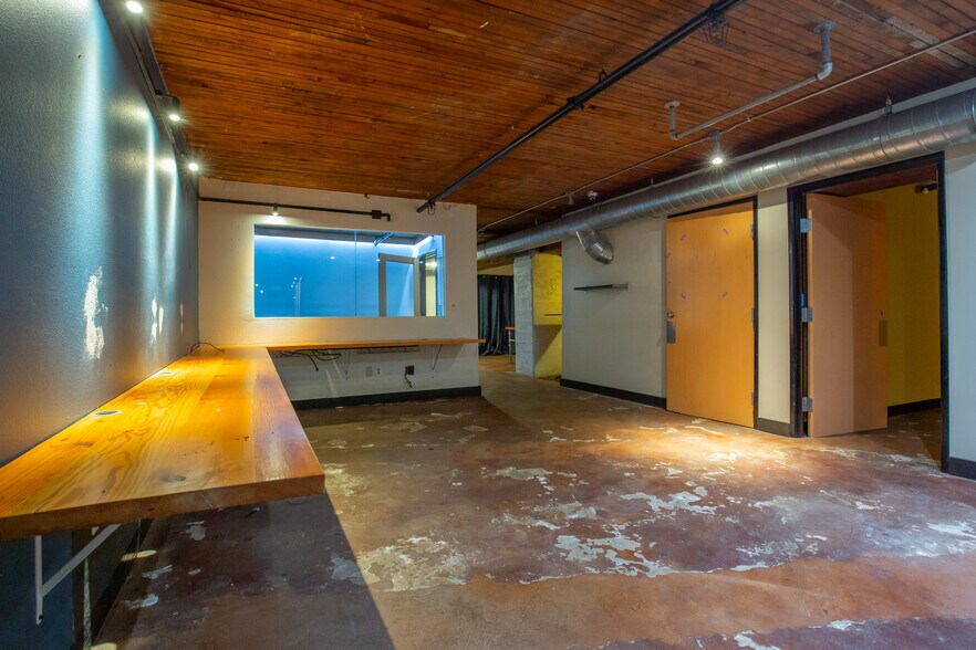 More Photos Of 712 Main St, Oregon City General Retail For Sale