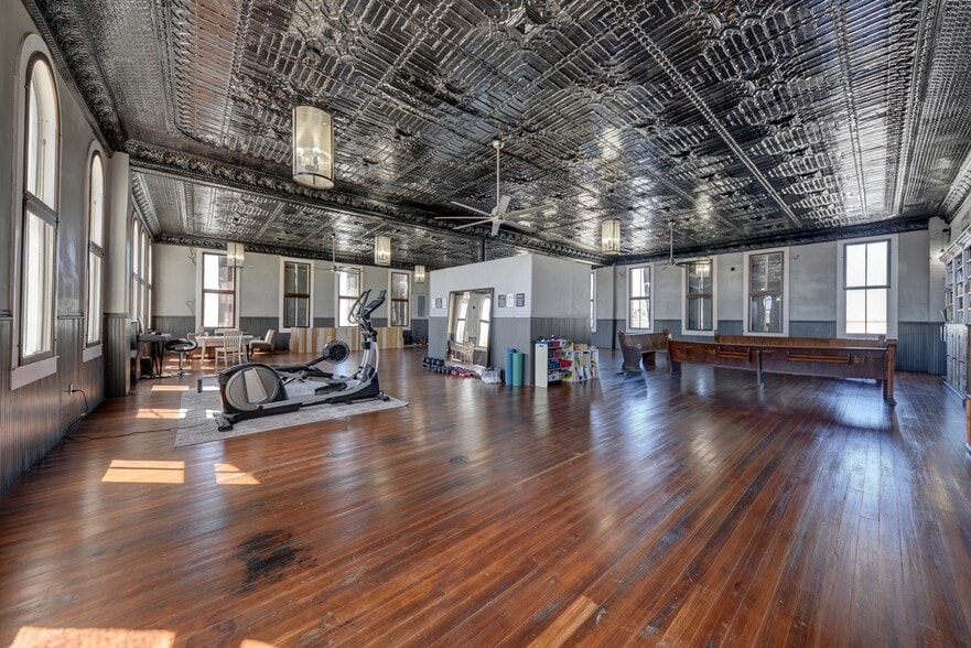 More Photos Of 103 N Main, Moulton Showroom For Sale