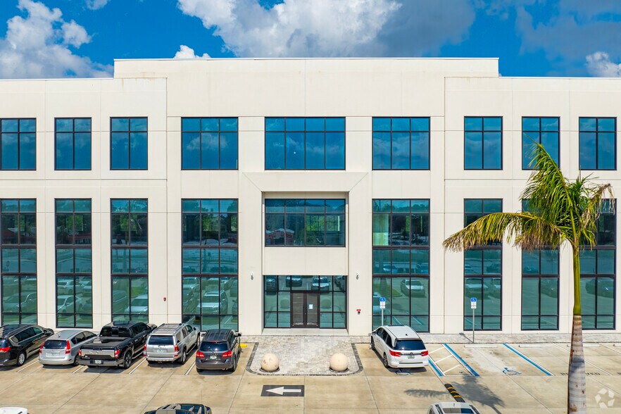 More Photos Of 10050 N Florida Ave, Tampa Office For Lease