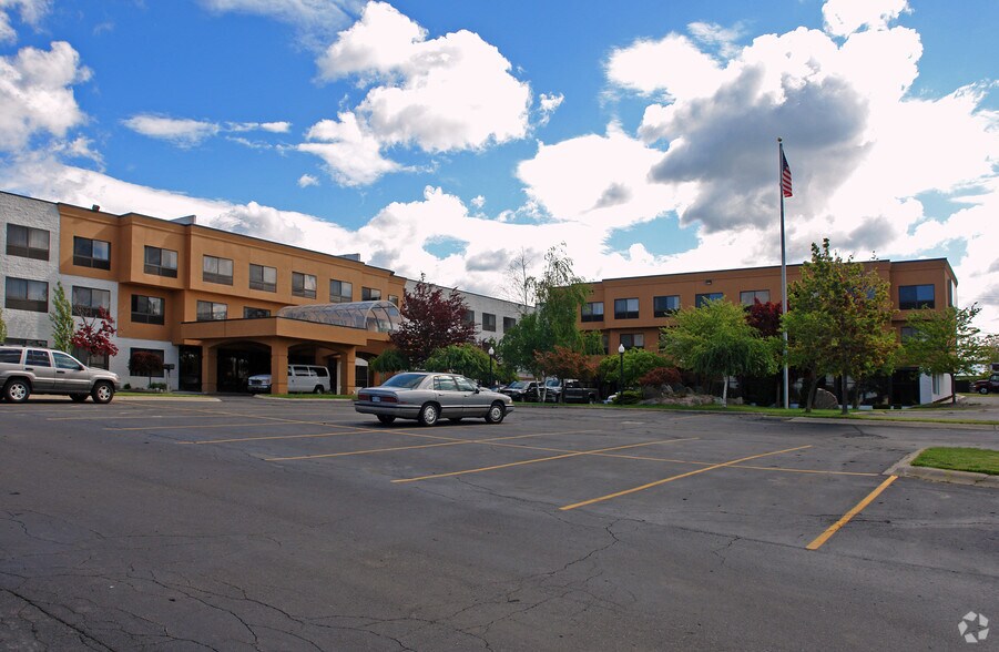 More Photos Of 7076 Highland Rd, Waterford Hotel For Lease