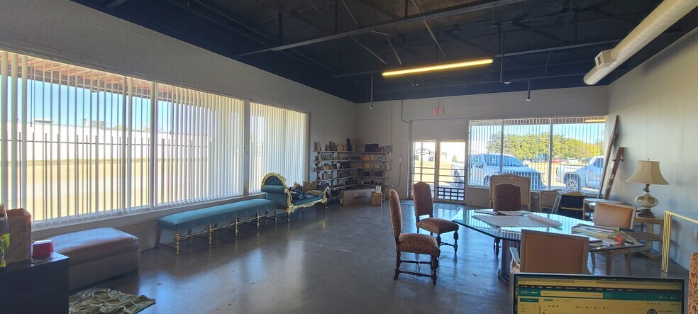 More Photos Of 5520 Military Pky, Dallas Industrial For Sale