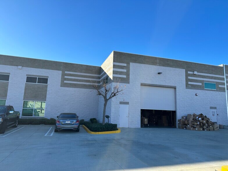 More Photos Of 7655 Kester Ave, Van Nuys Warehouse For Lease