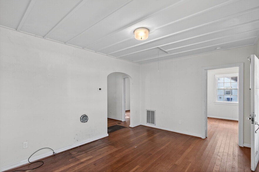 More Photos Of 5812 Jefferson Ave, Newport News Storefront For Sale