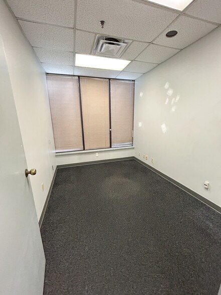 More Photos Of 840 Lakeside Dr, Mobile Warehouse For Lease