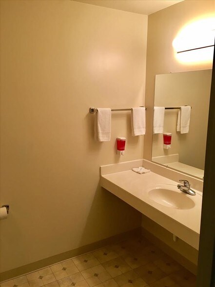 More Photos Of 711 N Center St, Shelbina Hotel For Sale