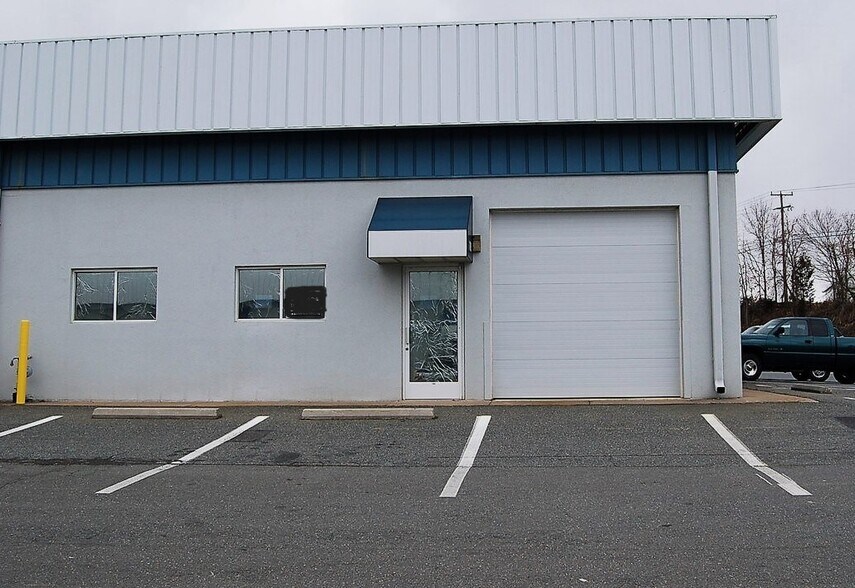 More Photos Of 39 McWhirt Loop, Fredericksburg Warehouse For Sale