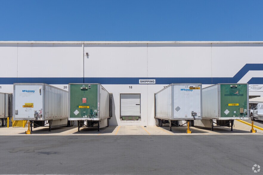 More Photos Of 800 N Plaza Dr, Visalia Distribution For Lease