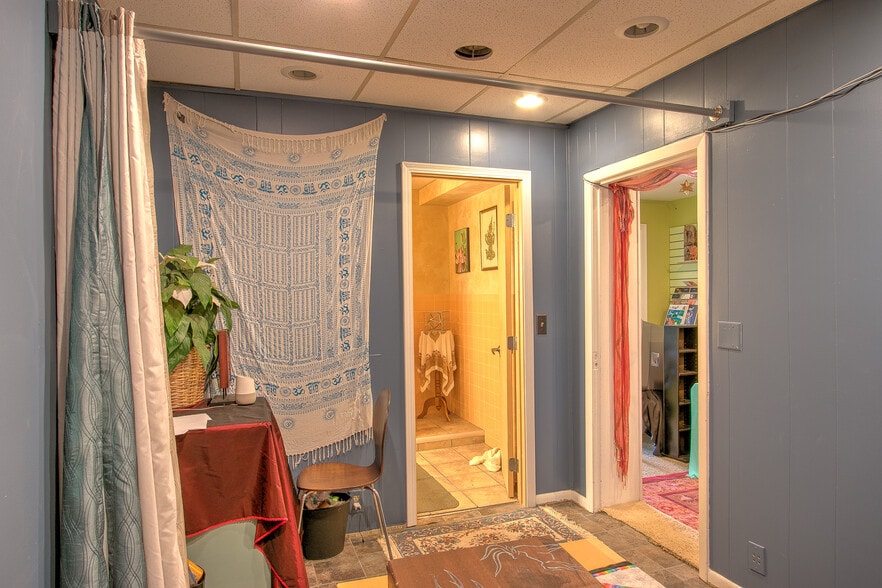 More Photos Of 220 S Ashland St, Cambridge Storefront Retail Office For Sale