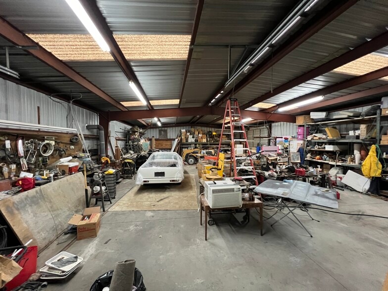 More Photos Of 2721 Empire Ave, Brentwood Flex For Lease