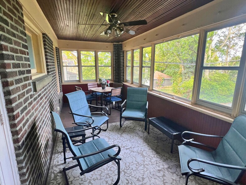 More Photos Of 232 S Batavia Ave, Batavia Office For Sale
