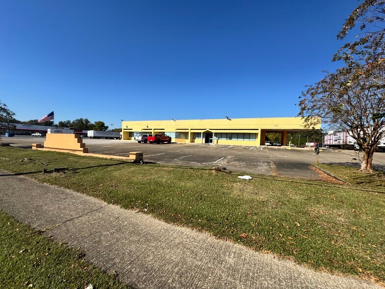 More Photos Of 421 N Gilmer Ave, Lanett General Retail For Sale