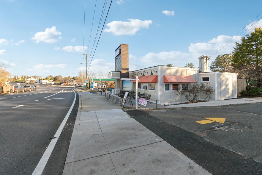 More Photos Of 20 County Road 39, Southampton Restaurant For Lease